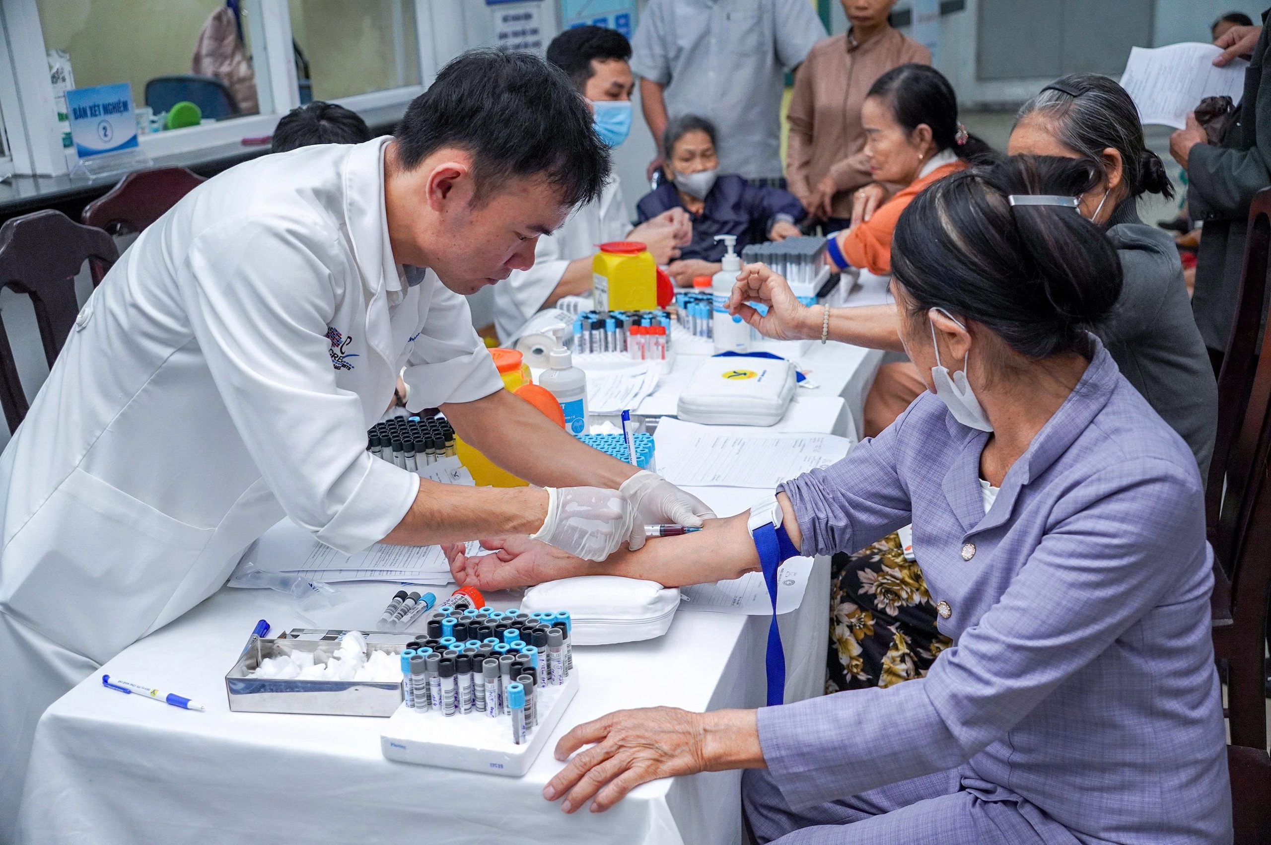 Hơn 1.100 người được khám sàng lọc miễn phí bệnh tim mạch, thận, chuyển hóa- Ảnh 5. Hơn 1.100 người được khám sàng lọc miễn phí bệnh tim mạch, thận, chuyển hóa- Ảnh 5.