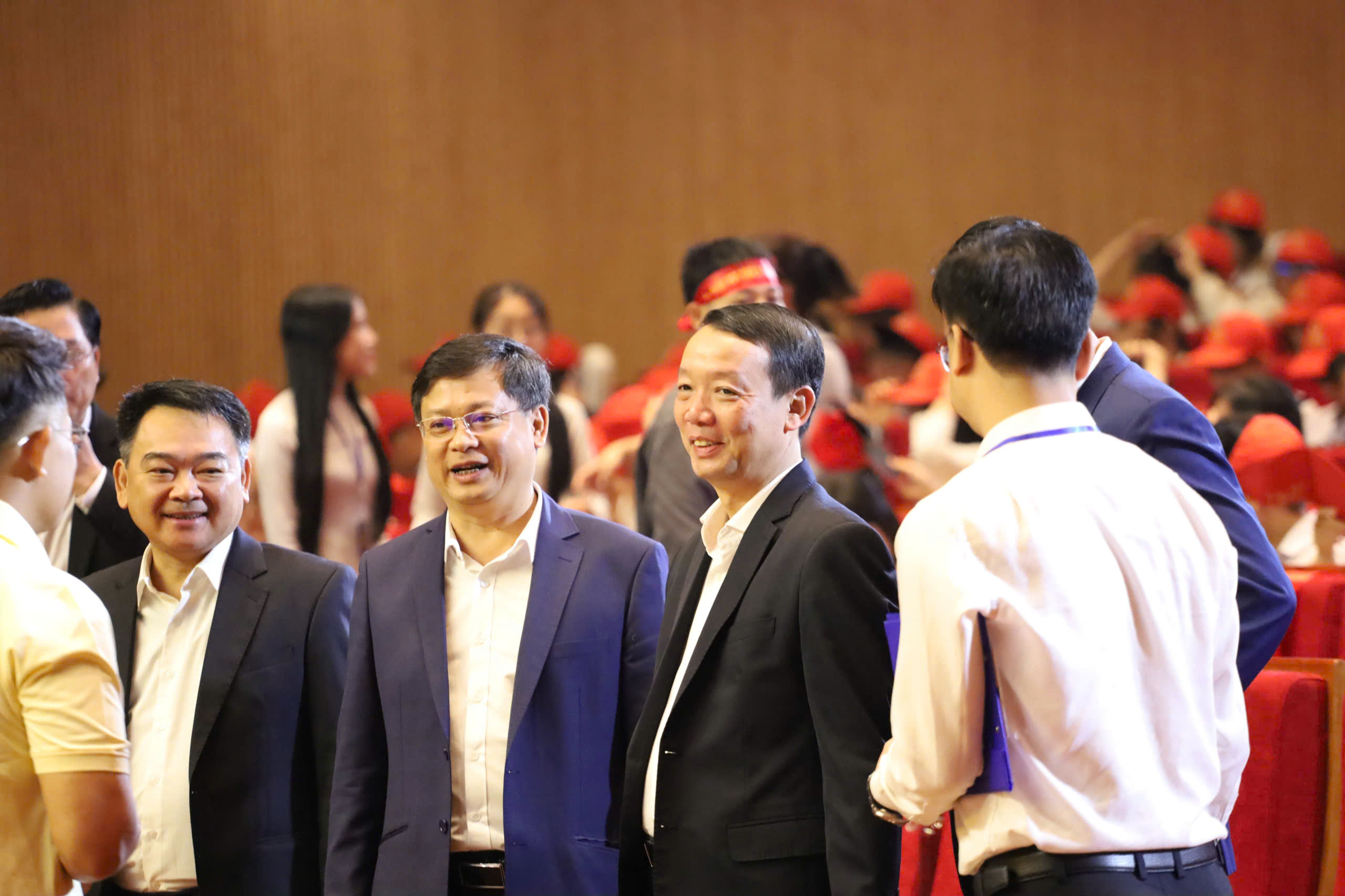 Hàng nghìn người tiếp sức 'nhà leo núi Olympia' tại điểm cầu Huế- Ảnh 4. Hàng nghìn người tiếp sức 'nhà leo núi Olympia' tại điểm cầu Huế- Ảnh 4.