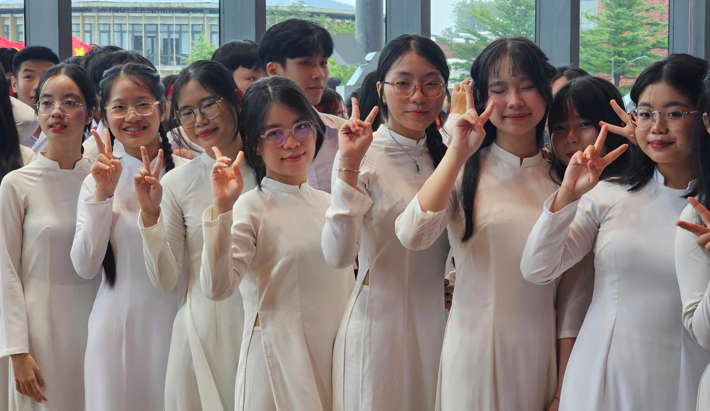 Hàng nghìn người tiếp sức 'nhà leo núi Olympia' tại điểm cầu Huế- Ảnh 7. Hàng nghìn người tiếp sức 'nhà leo núi Olympia' tại điểm cầu Huế- Ảnh 7.