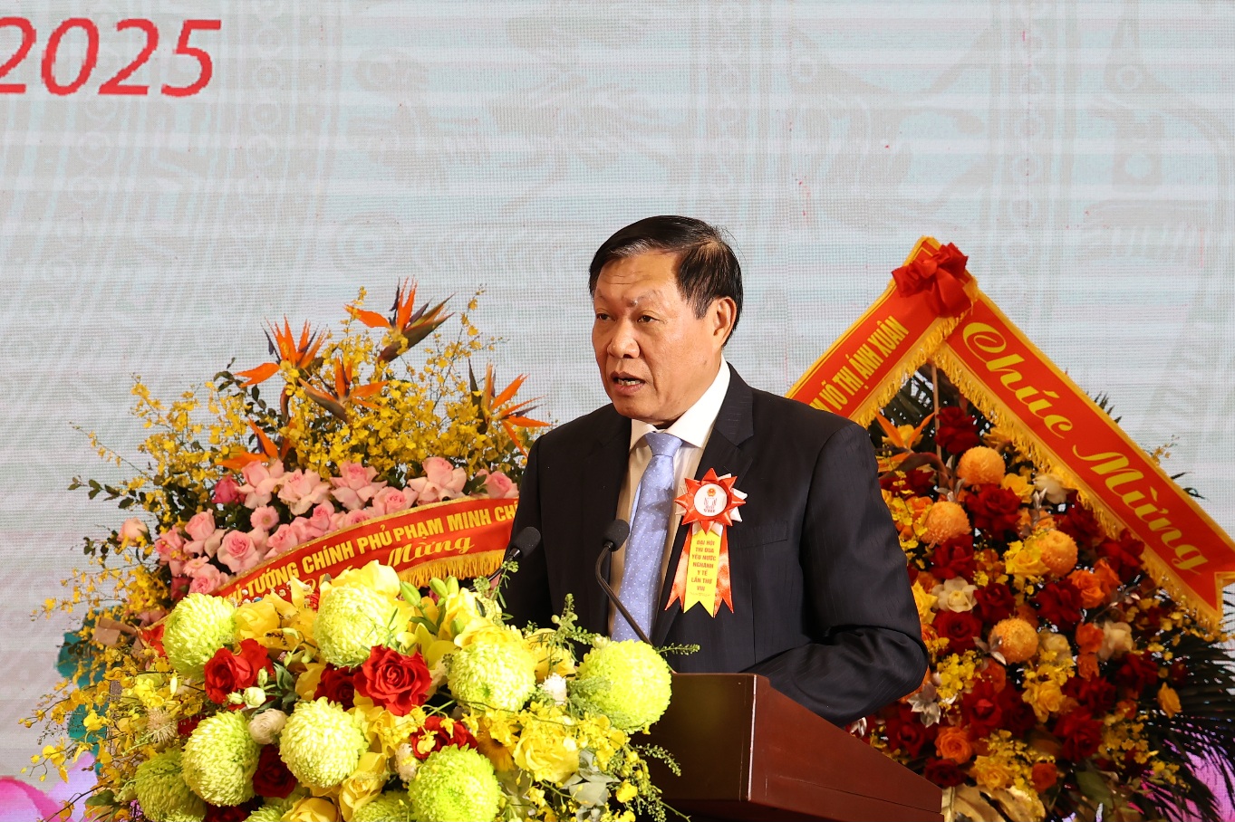 Phó Thủ tướng: Thành tích nổi bật trong phong trào thi đua ngành Y tế đóng góp quan trọng cho sự phát triển đất nước- Ảnh 3. Phó Thủ tướng: Thành tích nổi bật trong phong trào thi đua ngành Y tế đóng góp quan trọng cho sự phát triển đất nước- Ảnh 3.