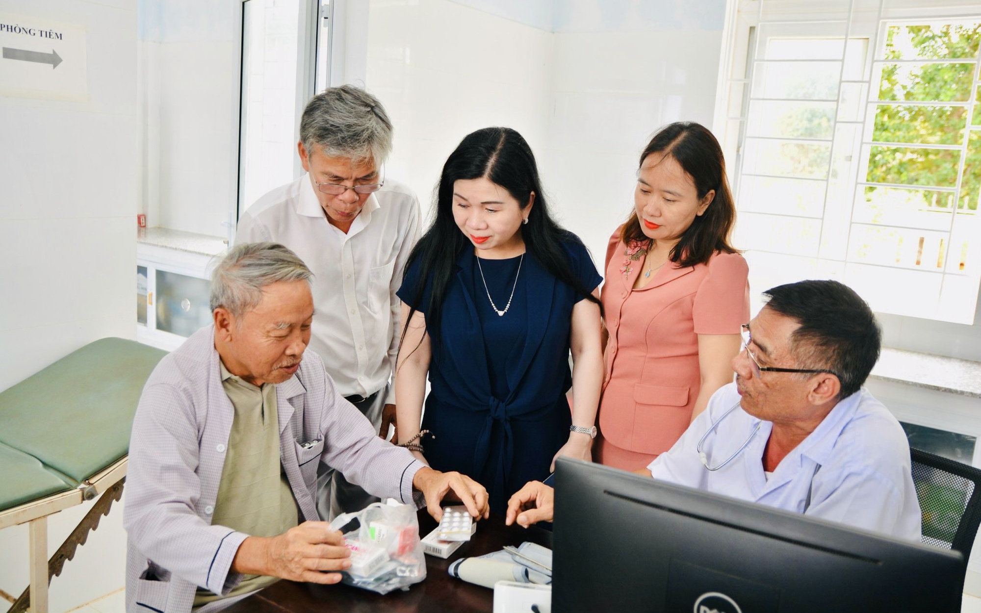 Thứ trưởng Bộ Y tế Lê Đức Luận tiếp đoàn Ngân hàng Phát triển Châu Á- Ảnh 6.