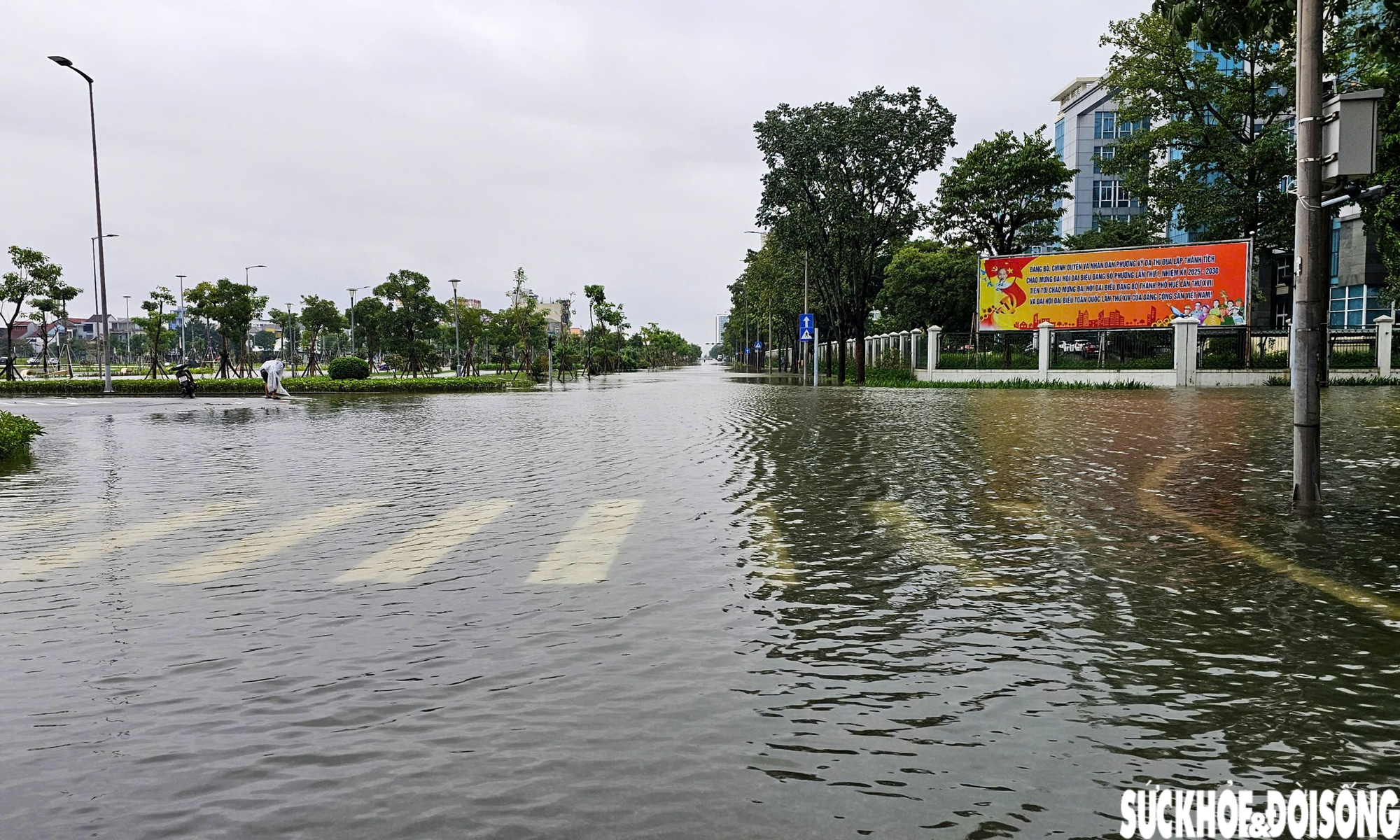 Mưa lớn, đường ngập, người dân Huế bì bõm di chuyển trong sáng đầu tuần- Ảnh 4. Mưa lớn, đường ngập, người dân Huế bì bõm di chuyển trong sáng đầu tuần- Ảnh 4.