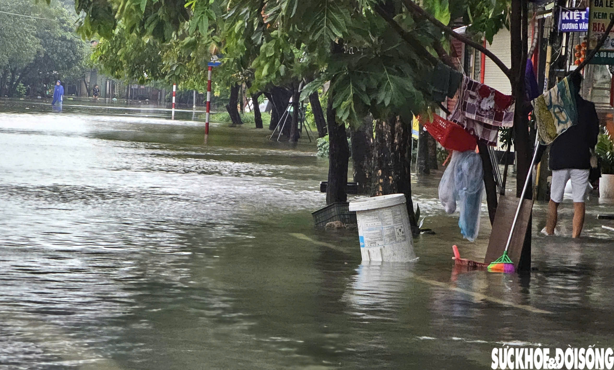 Mưa lớn, đường ngập, người dân Huế bì bõm di chuyển trong sáng đầu tuần- Ảnh 6. Mưa lớn, đường ngập, người dân Huế bì bõm di chuyển trong sáng đầu tuần- Ảnh 6.