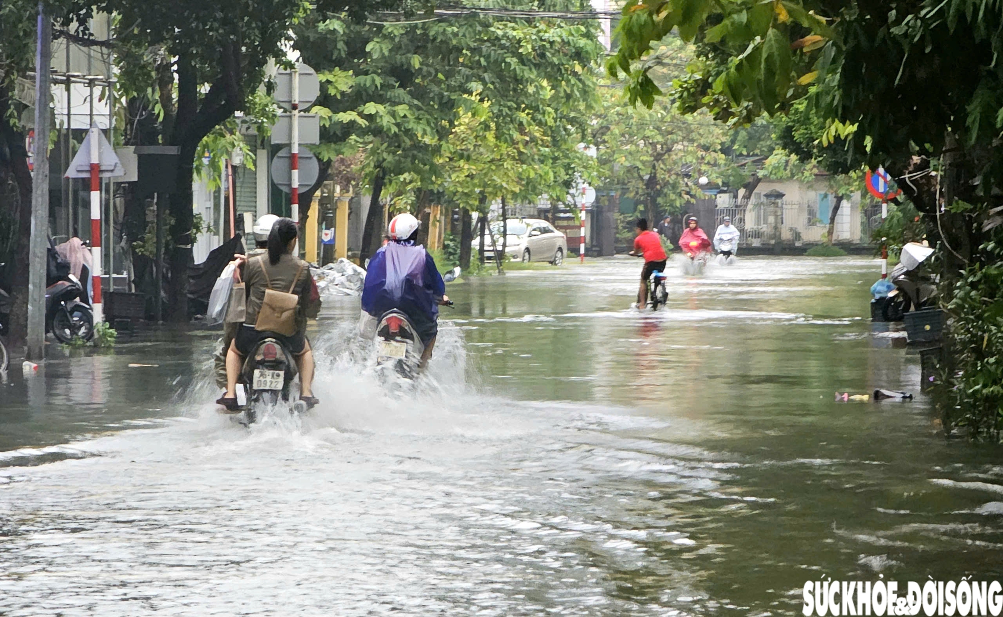Mưa lớn, đường ngập, người dân Huế bì bõm di chuyển trong sáng đầu tuần- Ảnh 8. Mưa lớn, đường ngập, người dân Huế bì bõm di chuyển trong sáng đầu tuần- Ảnh 8.