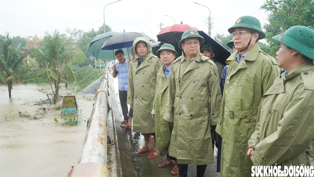 Người dân sống bên Kinh thành Huế: 'Nước lên rất nhanh, có lẽ chỉ thua lũ năm 1999'- Ảnh 3. Người dân sống bên Kinh thành Huế: 'Nước lên rất nhanh, có lẽ chỉ thua lũ năm 1999'- Ảnh 3.