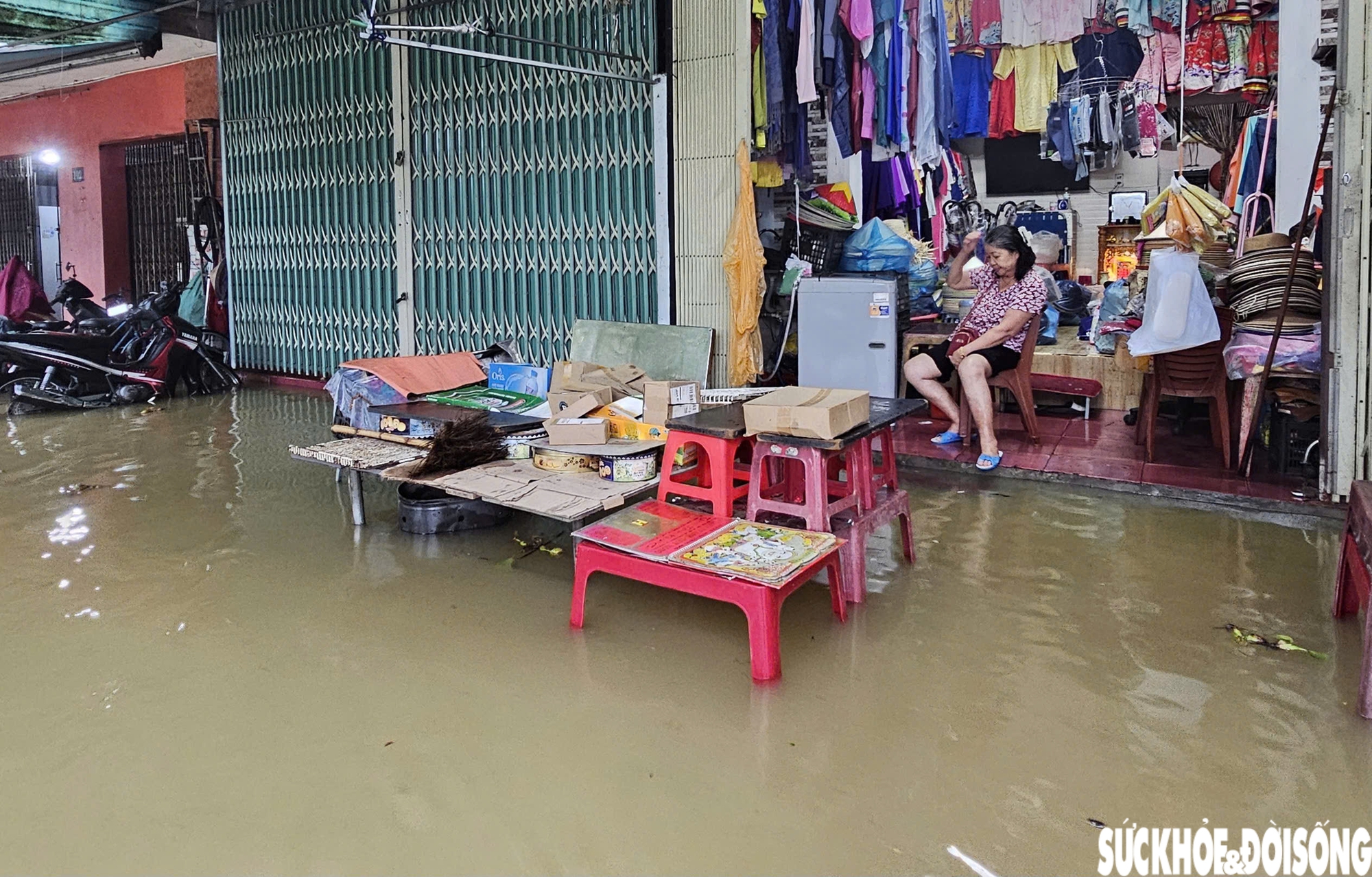 Người dân sống bên Kinh thành Huế: 'Nước lên rất nhanh, có lẽ chỉ thua lũ năm 1999'- Ảnh 7. Người dân sống bên Kinh thành Huế: 'Nước lên rất nhanh, có lẽ chỉ thua lũ năm 1999'- Ảnh 7.
