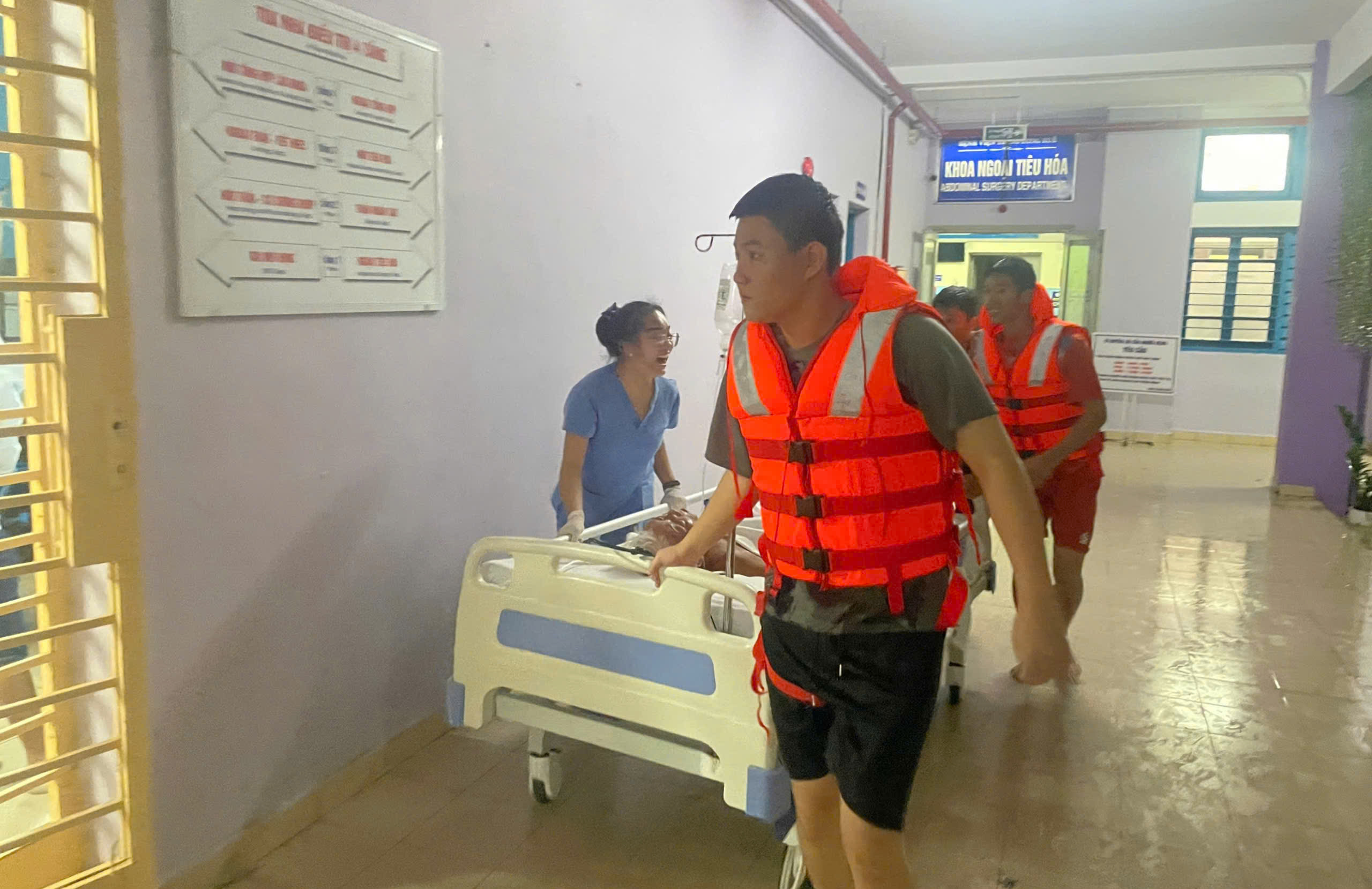 Giữa dòng nước lũ, người dân Huế tất tả đưa quan tài lên xe tải chạy ngập- Ảnh 2. Giữa dòng nước lũ, người dân Huế tất tả đưa quan tài lên xe tải chạy ngập- Ảnh 2.