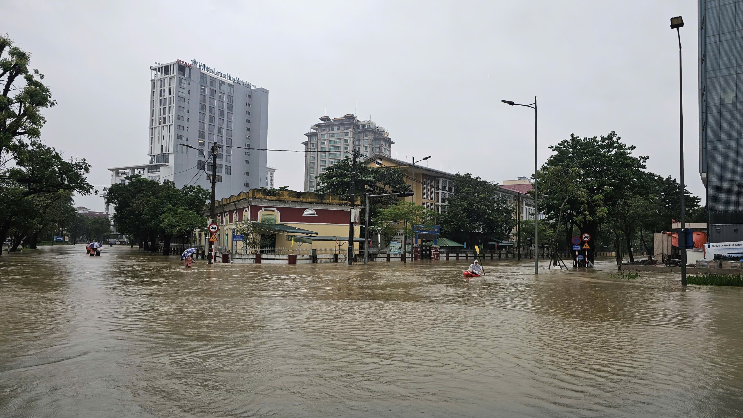 Người dân Huế trắng đêm chạy lũ- Ảnh 2.