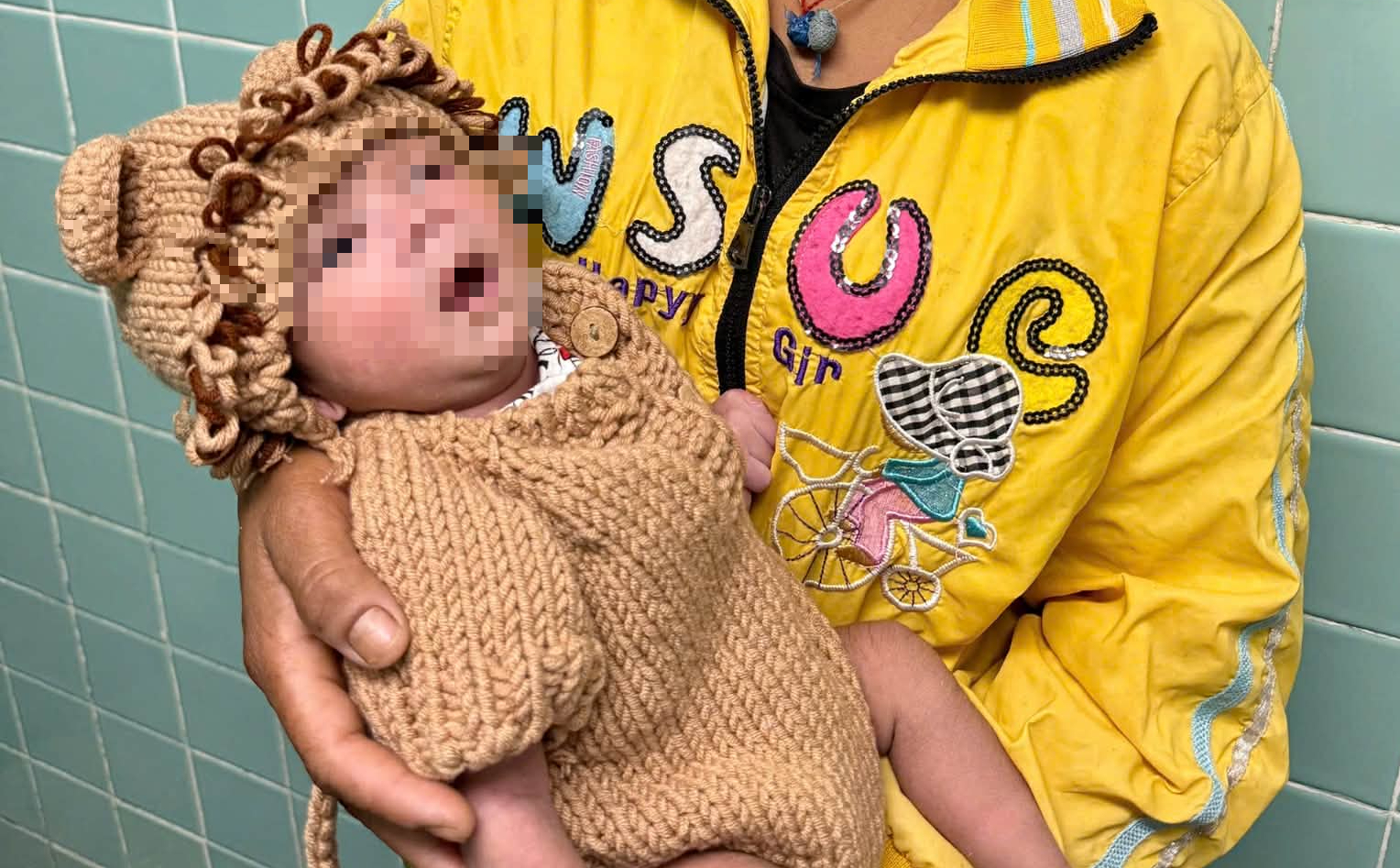 Trẻ sơ sinh 5 ngày tuổi bị thủng dạ dày vì mẹ cho ăn cơm: Cảnh báo sai lầm  chết người khi chăm con nhỏ