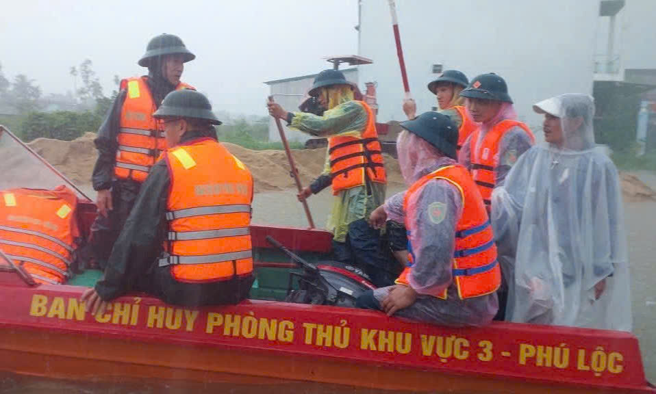 Nước lũ ở Huế lên nhanh, quân đội dùng ca nô đưa sản phụ đến cơ sở y tế- Ảnh 6. Nước lũ ở Huế lên nhanh, quân đội dùng ca nô đưa sản phụ đến cơ sở y tế- Ảnh 6.