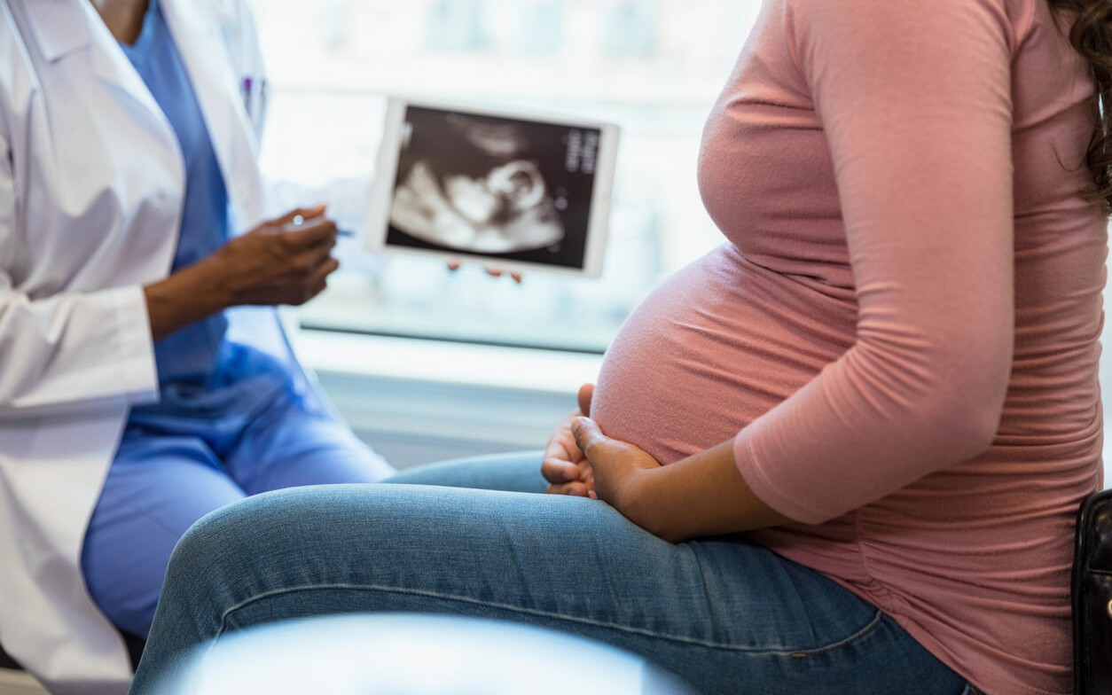 Những điều cần biết về chăm sóc bà mẹ có HIV ngay sau sinh- Ảnh 1. Tư vấn trước sinh giúp dự phòng lây truyền HIV như thế nào?