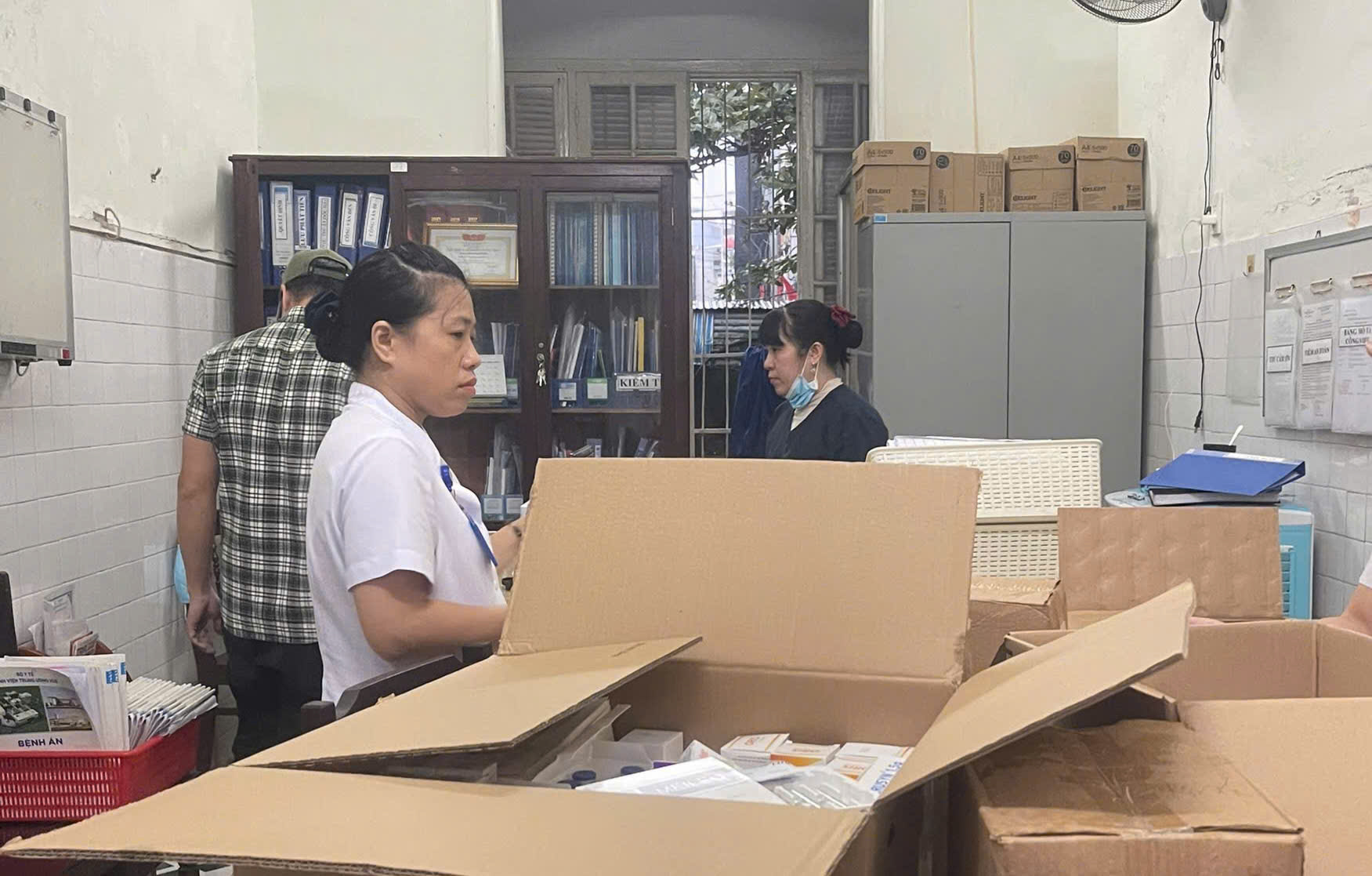 Video: Bệnh viện TW Huế ngập sâu, gấp rút chuyển bệnh nhân lên tầng 2- Ảnh 6. Video: Bệnh viện TW Huế ngập sâu, gấp rút chuyển bệnh nhân lên tầng 2- Ảnh 6.