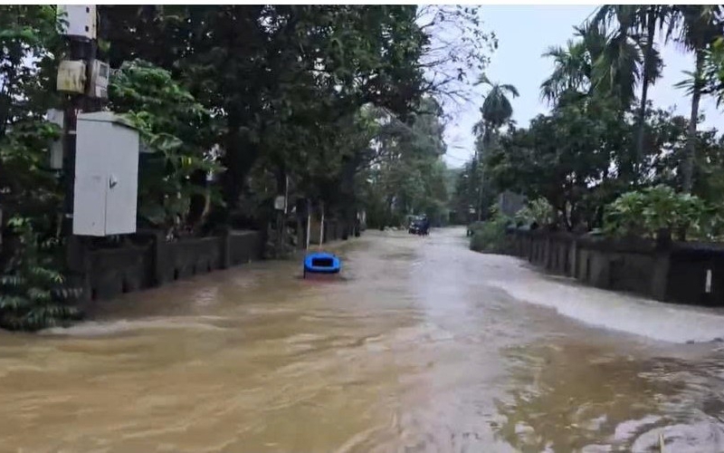 Video: Bệnh viện TW Huế ngập sâu, gấp rút chuyển bệnh nhân lên tầng 2- Ảnh 10. TP Huế mưa lịch sử chưa từng ghi nhận ở Việt Nam