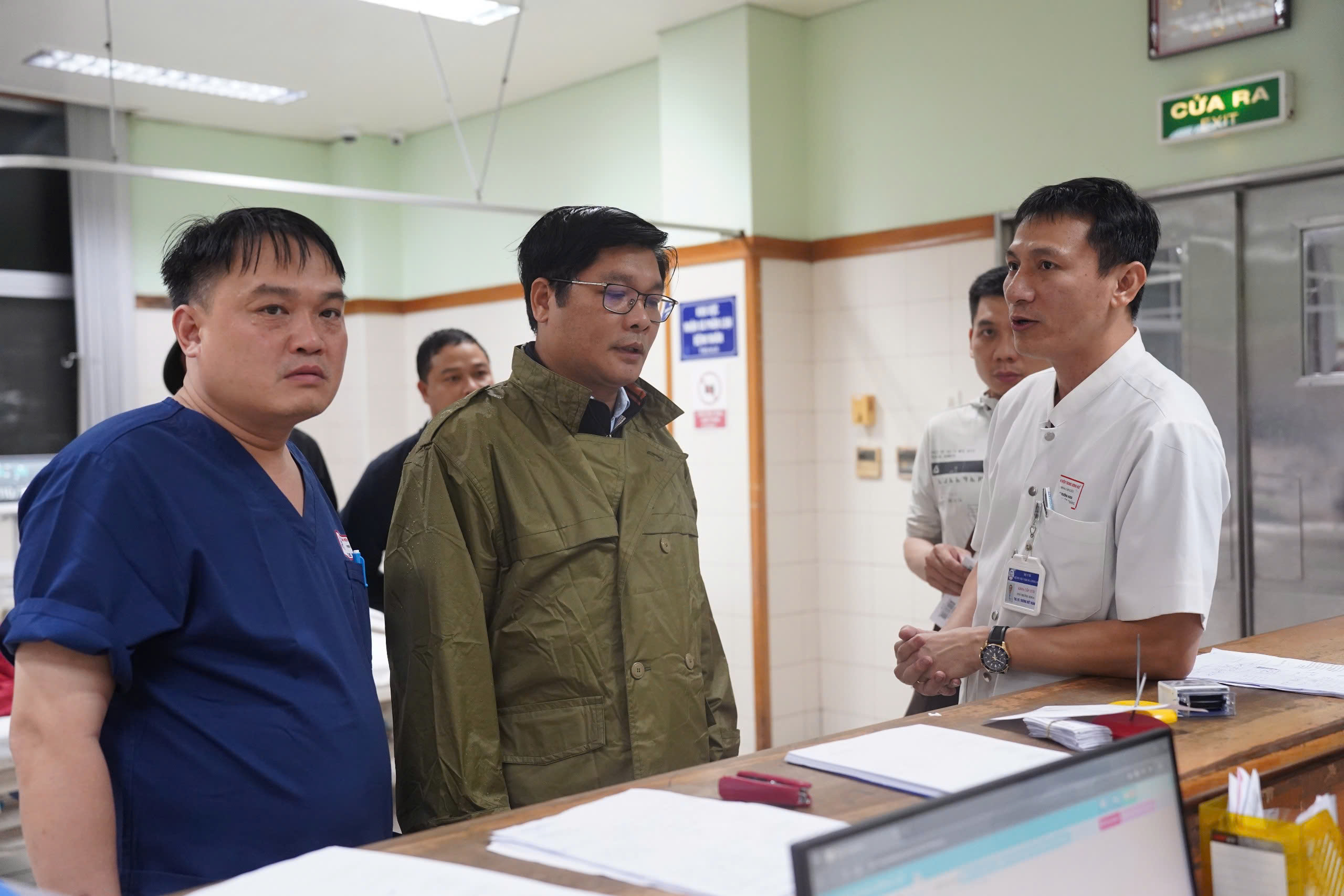 Video: Bệnh viện TW Huế ngập sâu, gấp rút chuyển bệnh nhân lên tầng 2- Ảnh 3. Video: Bệnh viện TW Huế ngập sâu, gấp rút chuyển bệnh nhân lên tầng 2- Ảnh 3.