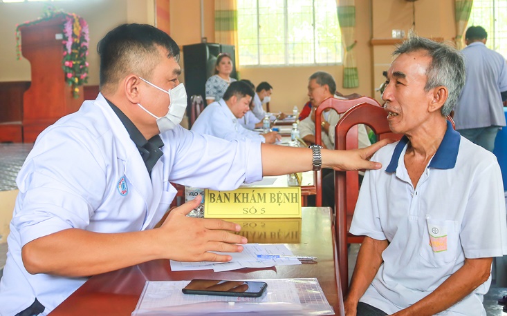 A person in a white coat and a mask pointing at a person  AI-generated content may be incorrect.