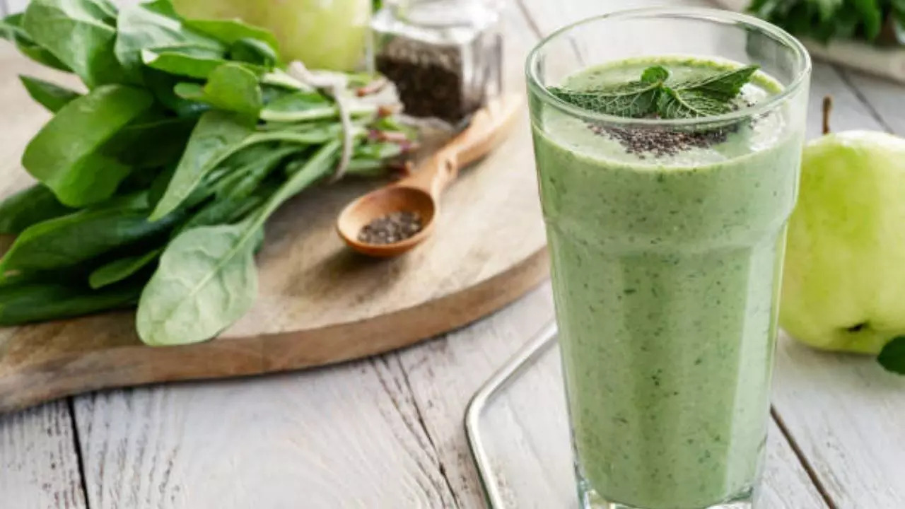5 loại sinh tố thơm ngon giúp giảm cân nhanh- Ảnh 1. Sinh tố rau bina, bơ và táo