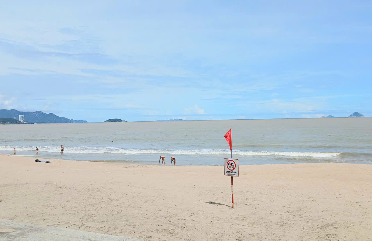 Kịp thời cứu cụ ông U90 bị sóng biển cuốn trôi- Ảnh 1.