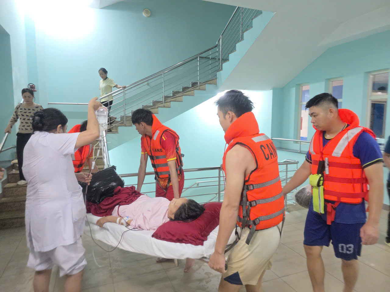Video: Bệnh viện TW Huế ngập sâu, gấp rút chuyển bệnh nhân lên tầng 2- Ảnh 9. Video: Bệnh viện TW Huế ngập sâu, gấp rút chuyển bệnh nhân lên tầng 2- Ảnh 9.