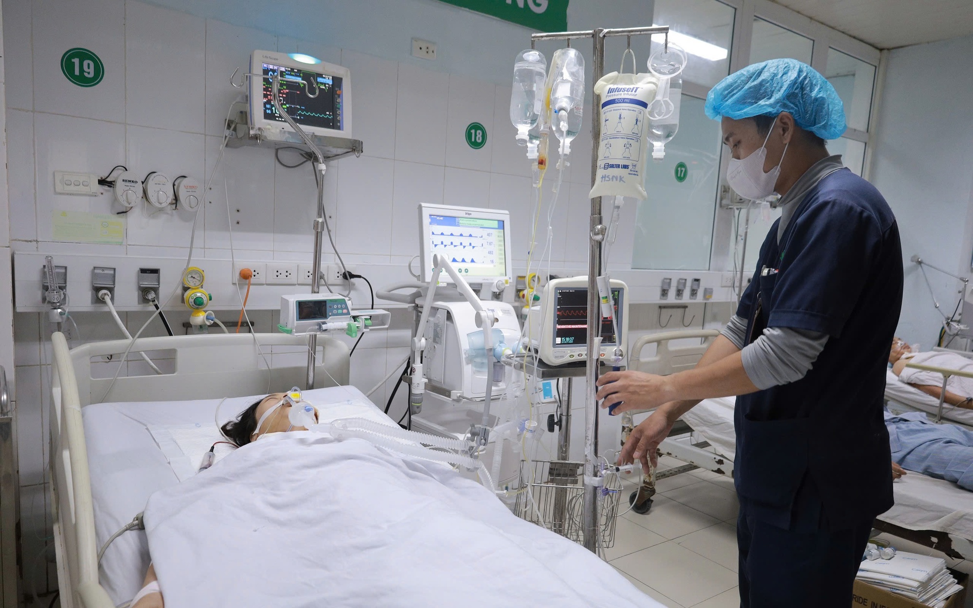 Thứ trưởng Trần Văn Thuấn: Cần hoàn thiện thể chế và quy định pháp luật để bảo vệ an ninh, an toàn cơ sở y tế- Ảnh 8.