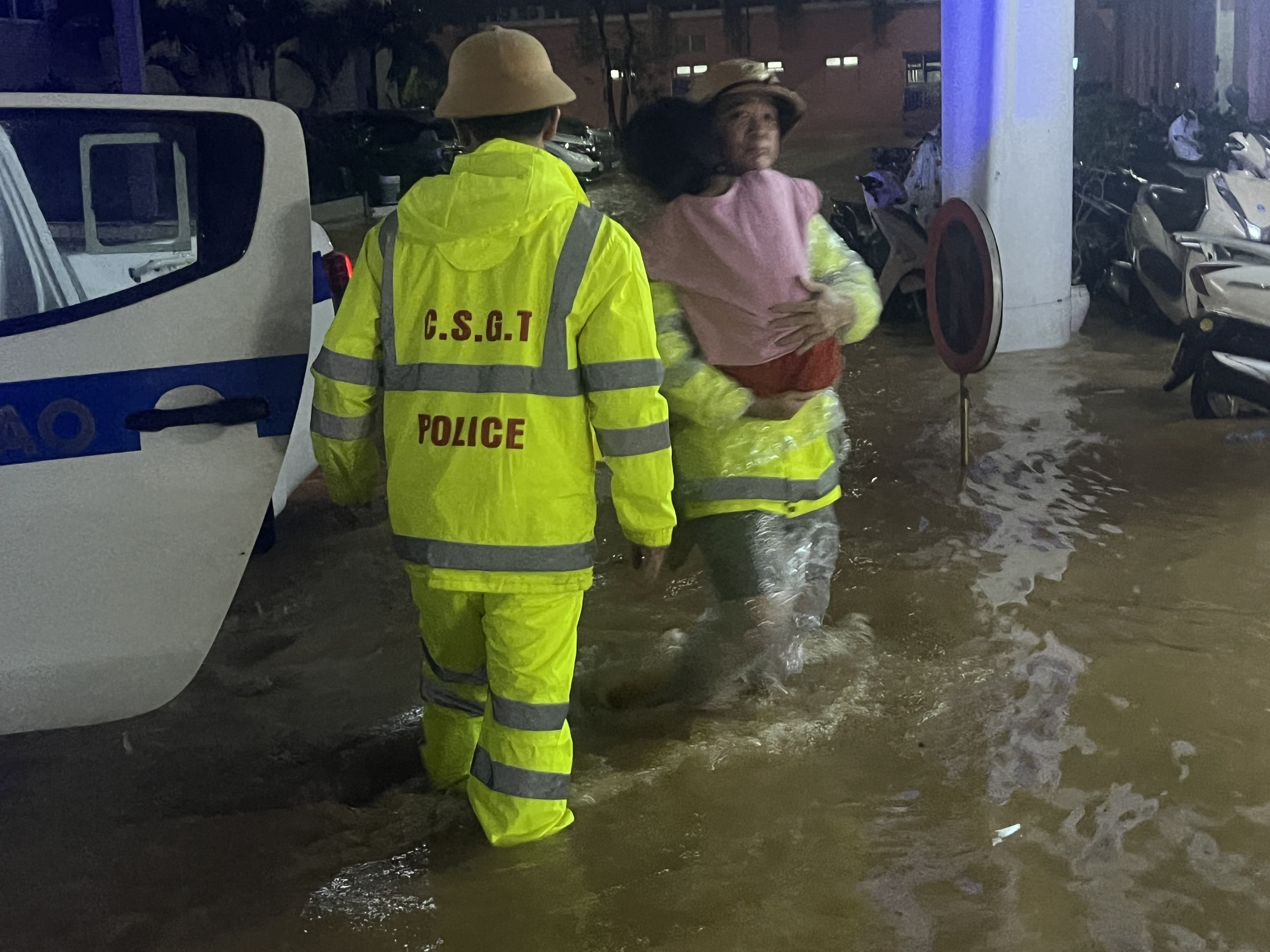 48 giờ vật lộn trong trận lũ đặc biệt lớn ở Huế- Ảnh 4. 48 giờ vật lộn trong trận lũ đặc biệt lớn ở Huế- Ảnh 4.