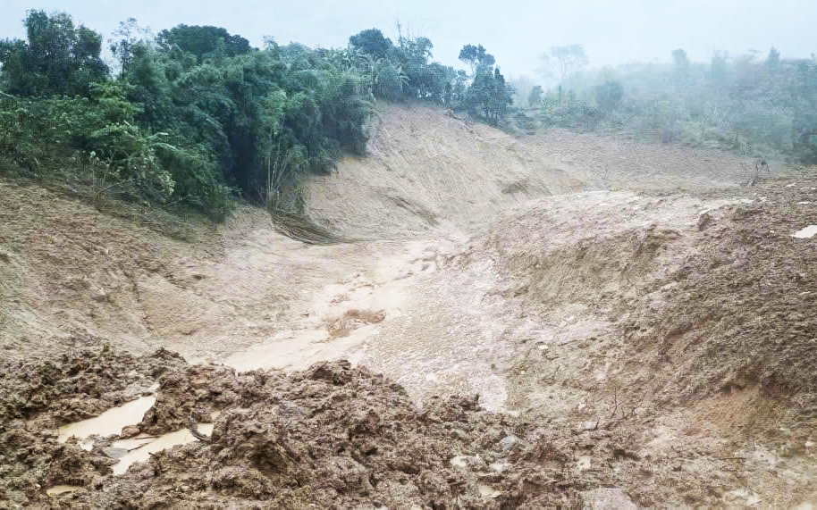 Quảng Trị công bố tình huống khẩn cấp về hiện tượng sạt lở tại hai khu vực- Ảnh 2. Nổ lớn trong đêm, 5 thôn bị chia cắt do sạt lở núi