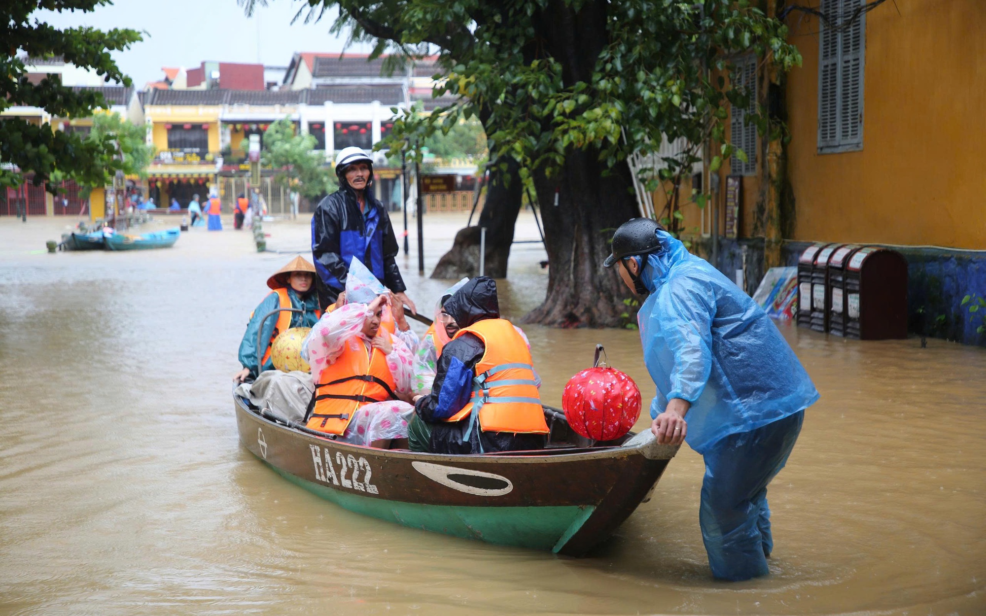 Bộ đội khẩn trương 'giải cứu' phố cổ Hội An sau 5 ngày ngập sâu- Ảnh 11. Hội An ngập sâu, phố cổ "hóa" sông, người dân bì bõm chạy lũ
