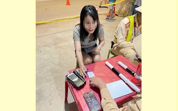 Người phụ nữ "cố thủ" trong nhà khi bị kiểm tra nồng độ cồn ở Thái Nguyên