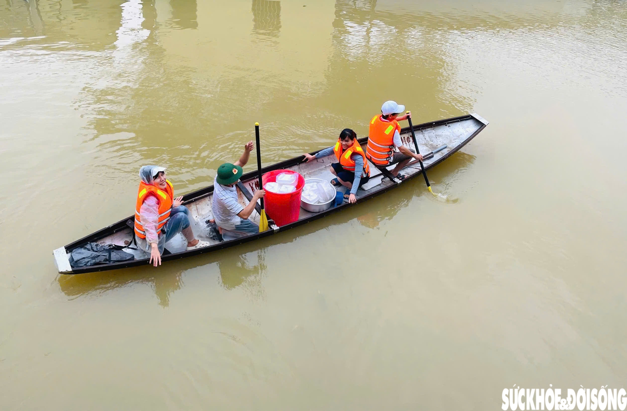 Nhiều cơ sở y tế ở Huế ngập sâu trong đợt lũ đặc biệt lớn- Ảnh 1. Nhiều cơ sở y tế ở Huế ngập sâu trong đợt lũ đặc biệt lớn- Ảnh 1.