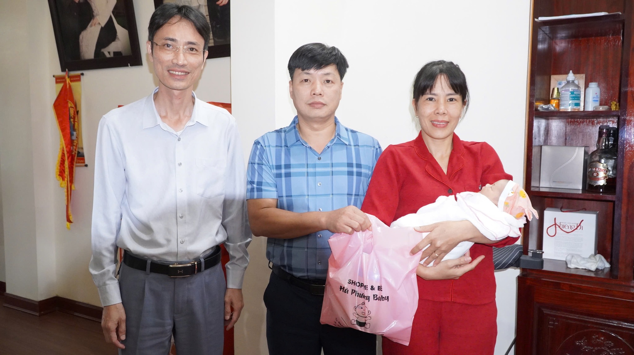 Nữ hiệu phó trường mầm non bất ngờ 'nhặt' được bé gái sơ sinh khi đi tập thể dục- Ảnh 2. Nữ hiệu phó trường mầm non bất ngờ 'nhặt' được bé gái sơ sinh khi đi tập thể dục- Ảnh 2.