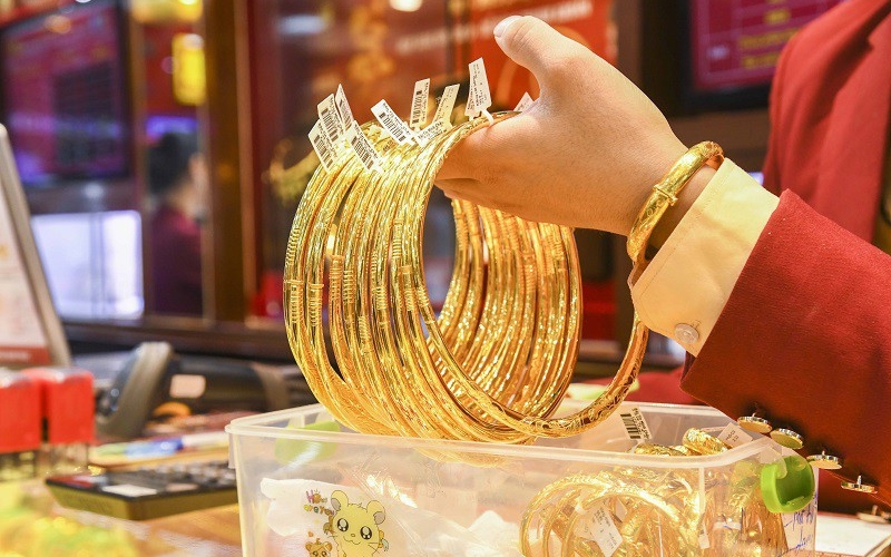 Giá vàng hôm nay ngày 29/10 đồng loạt tăng rất mạnh trở lại- Ảnh 2. Giá vàng hôm nay ngày 28/10 tiếp đà giảm dữ dội