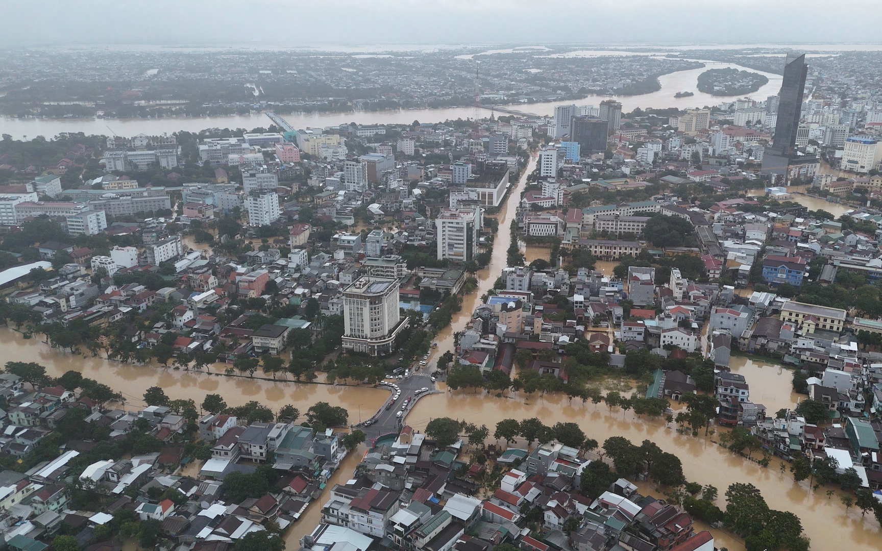 Giữa dòng nước lũ, người dân Huế tất tả đưa quan tài lên xe tải chạy ngập- Ảnh 4. Ngập lụt ở Huế còn phức tạp và kéo dài, hơn 200.000 hộ dân đang mất điện