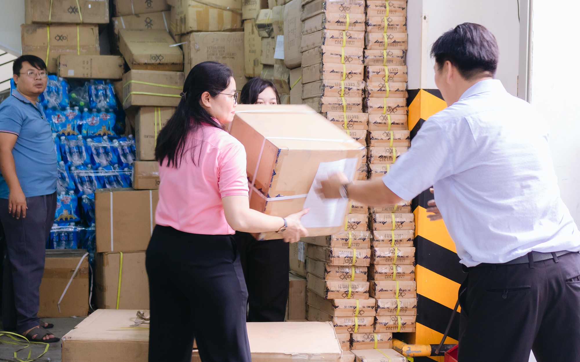 TPHCM tiếp nhận hơn 174 tỷ đồng, 10 nghìn túi thuốc, 120 tấn gạo và nhu yếu phẩm hỗ trợ đồng bào gặp bão, lũ- Ảnh 3. TPHCM tiếp nhận hơn 174 tỷ đồng, 10 nghìn túi thuốc, 120 tấn gạo và nhu yếu phẩm hỗ trợ đồng bào gặp bão, lũ- Ảnh 3.