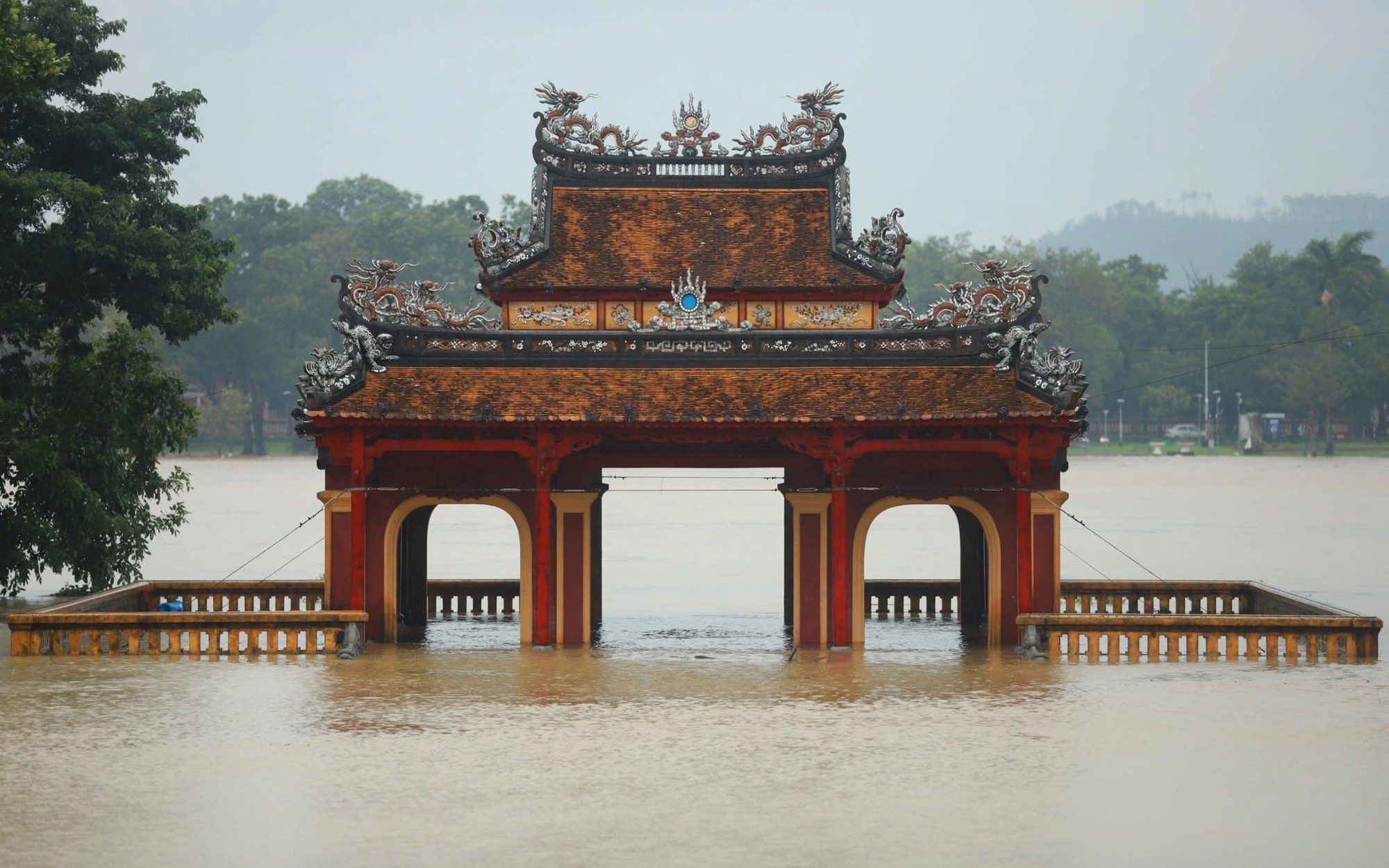 Nhiều hộ nuôi cá lồng ven sông Bồ có nguy cơ trắng tay sau mưa lũ- Ảnh 7. Nguyên nhân gây mưa lớn dữ dội ở Huế, lượng mưa lên đến trên 1700mm trong ngày