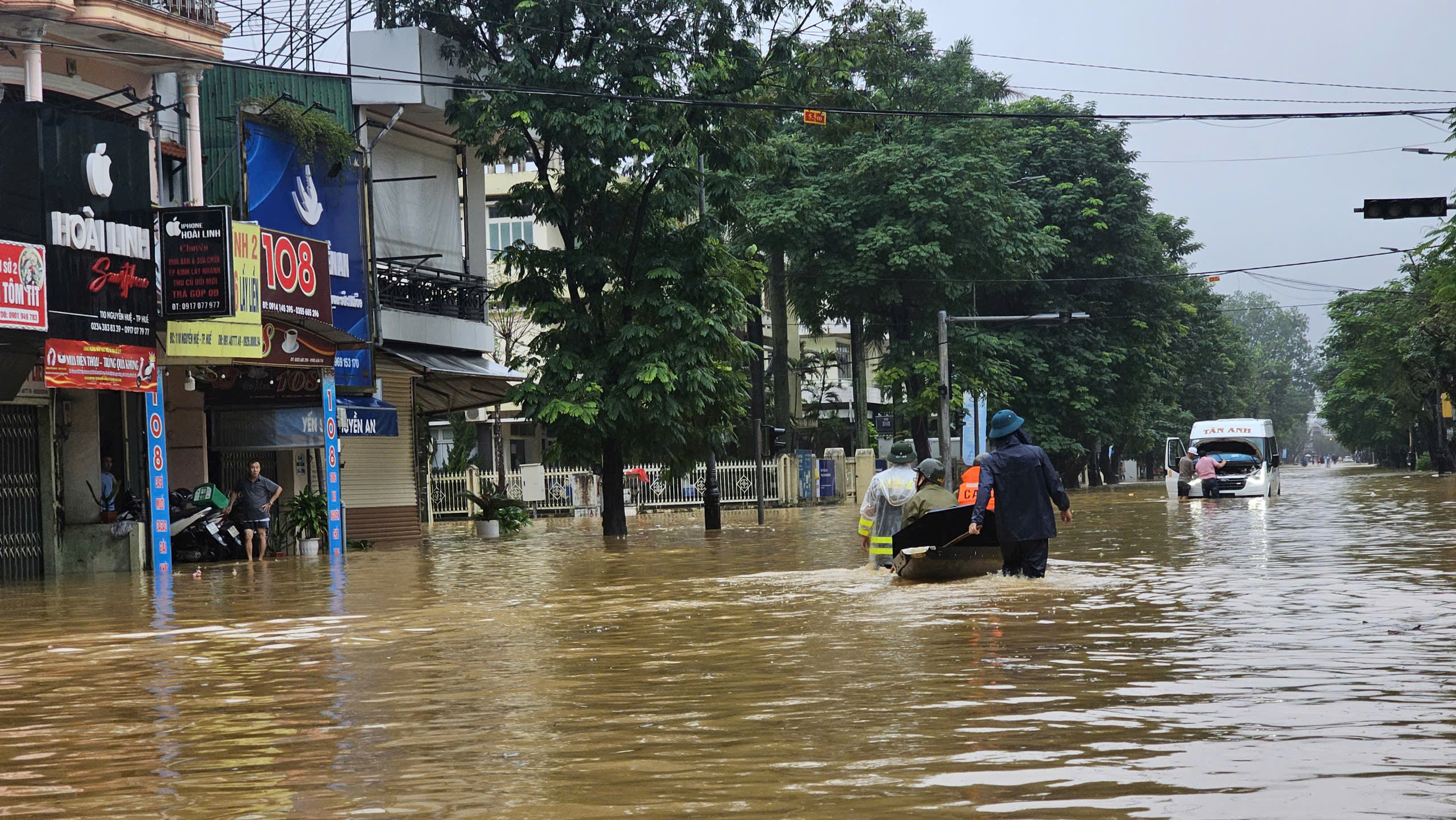 Ngập lụt ở Huế còn phức tạp và kéo dài, hơn 200.000 hộ dân đang mất điện- Ảnh 4. Ngập lụt ở Huế còn phức tạp và kéo dài, hơn 200.000 hộ dân đang mất điện- Ảnh 4.