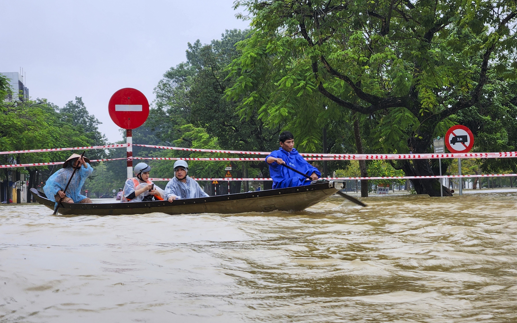 Mưa lũ nghiêm trọng ở miền Trung: Hơn 100.000 ngôi nhà ngập sâu, hàng chục nghìn người sơ tán- Ảnh 1. Mưa lũ tiếp tục bủa vây miền Trung, có nơi mưa rất to trên 400mm