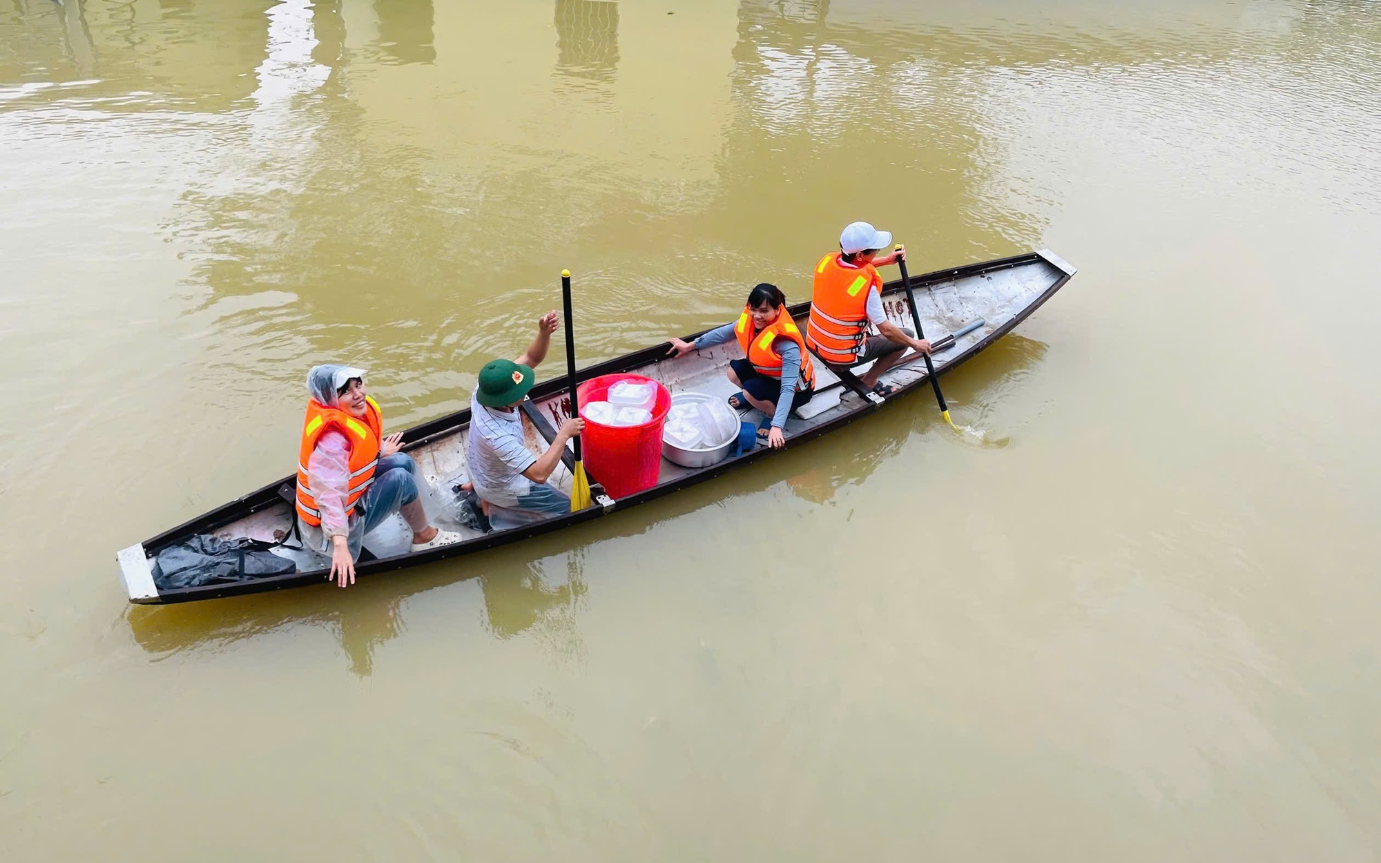 Tỉnh lộ ở xã miền núi TP Huế xuất hiện vết nứt dài- Ảnh 4. Nhiều cơ sở y tế ở Huế ngập sâu trong đợt lũ đặc biệt lớn