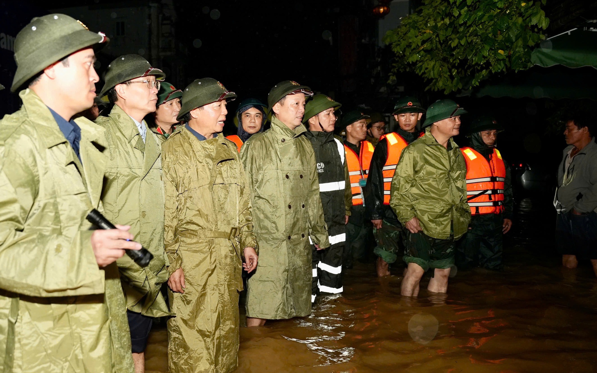 48 giờ vật lộn trong trận lũ đặc biệt lớn ở Huế- Ảnh 6. Phó Thủ tướng Trần Hồng Hà thăm người dân vùng lũ TP Huế