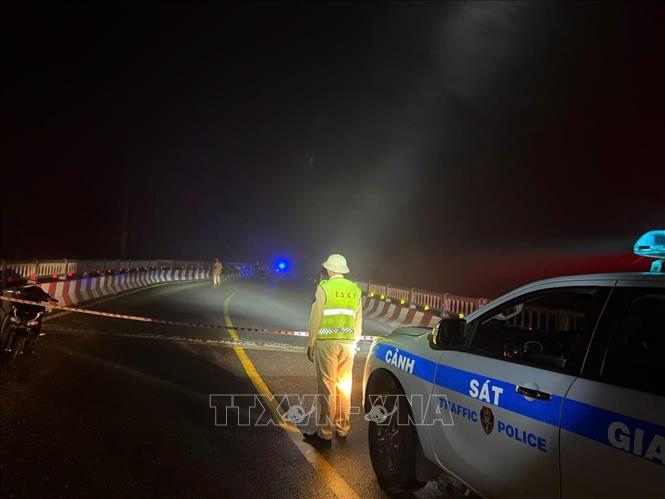 Phong tỏa một đoạn Quốc lộ 20 do sạt lở trên đèo D’ran- Ảnh 1. Phong tỏa một đoạn Quốc lộ 20 do sạt lở trên đèo D’ran- Ảnh 1.