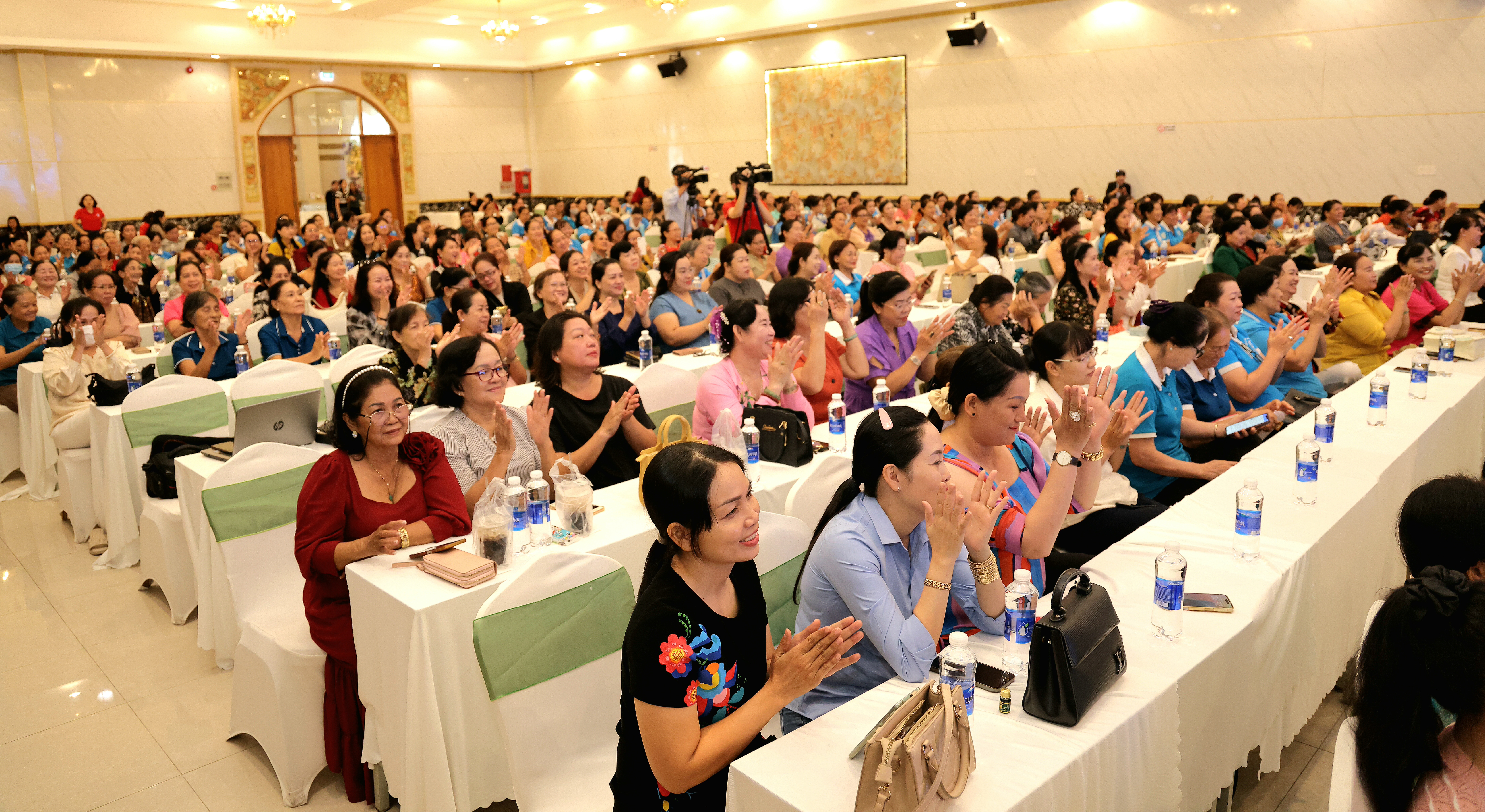 Chủ động chăm sóc sức khỏe là quyền và trách nhiệm của phụ nữ trong thời đại mới- Ảnh 2. Chủ động chăm sóc sức khỏe là quyền và trách nhiệm của phụ nữ trong thời đại mới- Ảnh 2.