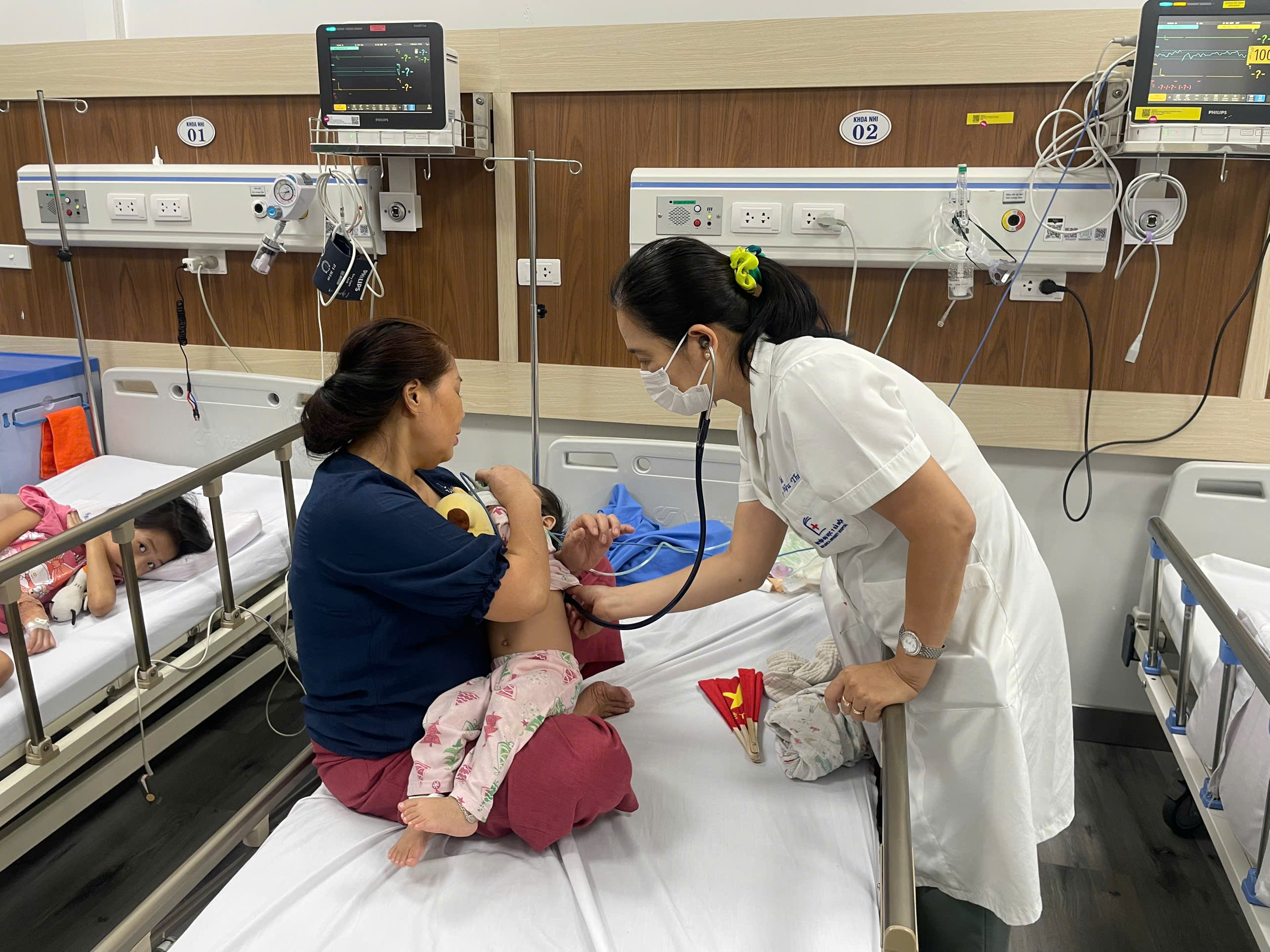 Giao mùa, trẻ mắc bệnh về hô hấp tăng, nhiều ca biến chứng nặng, chuyên gia khuyến cáo gì?- Ảnh 2. Giao mùa, trẻ mắc bệnh về hô hấp tăng, nhiều ca biến chứng nặng, chuyên gia khuyến cáo gì?- Ảnh 2.
