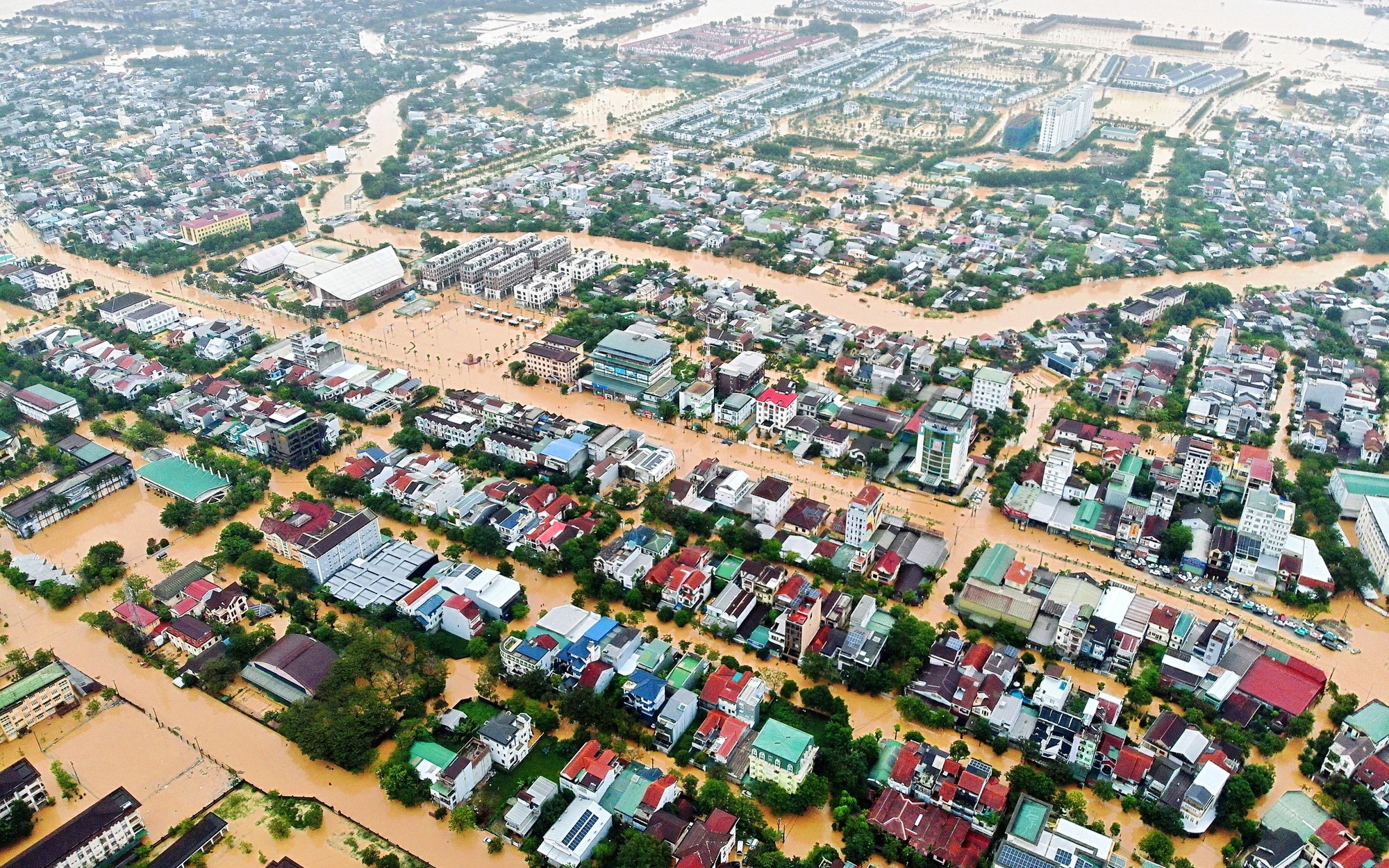 Cứu 2 người đi bắt chim bị nước lũ cuốn trôi ở Huế- Ảnh 2. 48 giờ vật lộn trong trận lũ đặc biệt lớn ở Huế