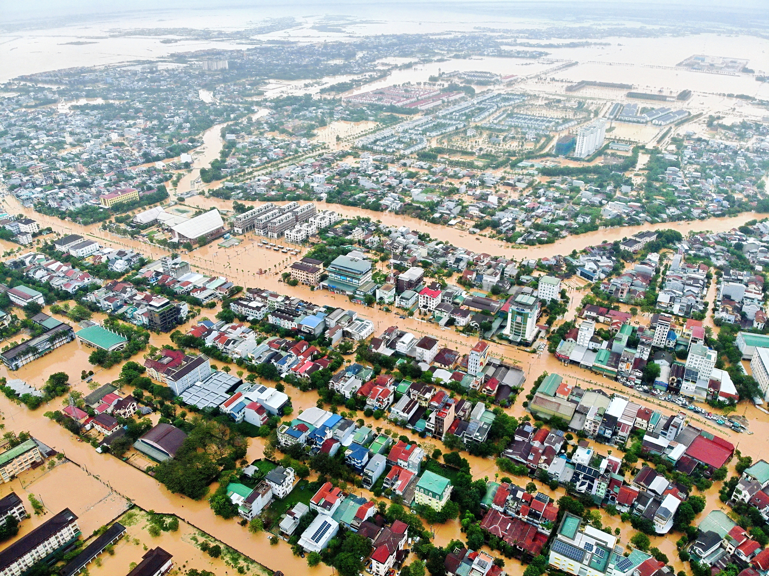 48 giờ vật lộn trong trận lũ đặc biệt lớn ở Huế- Ảnh 5. 48 giờ vật lộn trong trận lũ đặc biệt lớn ở Huế- Ảnh 5.