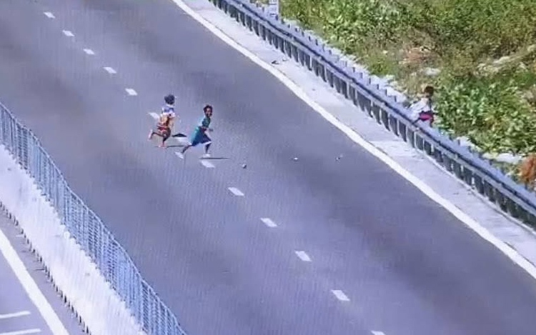 Phát hiện 3 trẻ em chặn xe, ném đá lên đường cao tốc Cam Lâm - Vĩnh Hảo