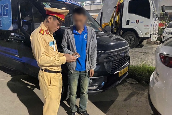 Tài xế xe limousine dương tính ma túy trên đường Cầu Diễn, Hà Nội- Ảnh 1. Tài xế xe limousine dương tính ma túy trên đường Cầu Diễn, Hà Nội- Ảnh 1.