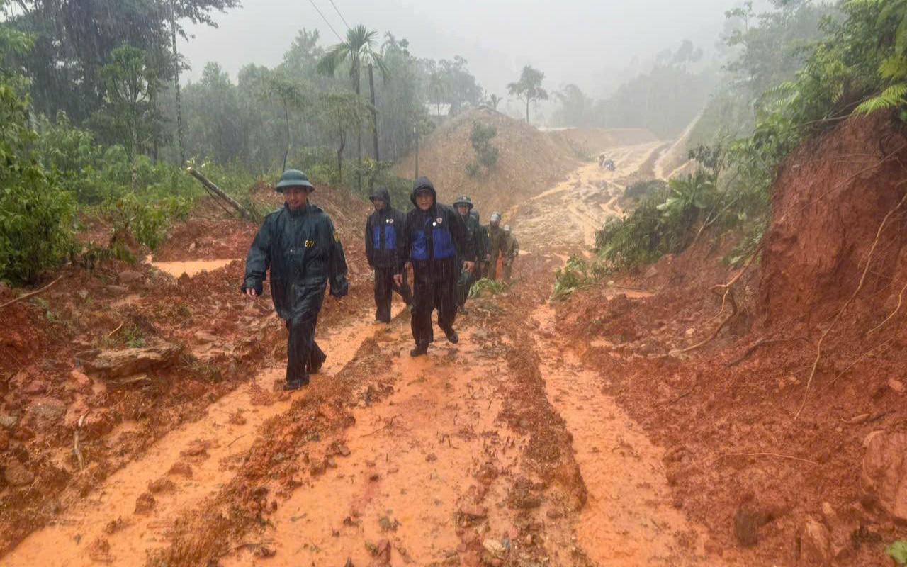 Mưa lũ miền Trung làm 16 người chết và mất tích, hơn 127 nghìn ngôi nhà bị nhấn chìm- Ảnh 3. Lũ dữ trong đêm cuốn phăng 11 ngôi nhà ở vùng cao Đà Nẵng
