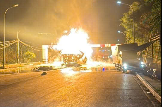 Thông tin chính thức vụ cháy xe bồn chở khí hóa lỏng LPG trong đêm- Ảnh 1. Thông tin chính thức vụ cháy xe bồn chở khí hóa lỏng LPG trong đêm- Ảnh 1.