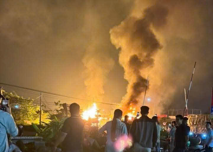 Thông tin chính thức vụ cháy xe bồn chở khí hóa lỏng LPG trong đêm- Ảnh 2. Thông tin chính thức vụ cháy xe bồn chở khí hóa lỏng LPG trong đêm- Ảnh 2.