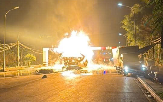 Cháy chung cư ở Hà Nội, 2 người mắc kẹt may mắn thoát nạn- Ảnh 4. Cháy chung cư ở Hà Nội, 2 người mắc kẹt may mắn thoát nạn- Ảnh 4.