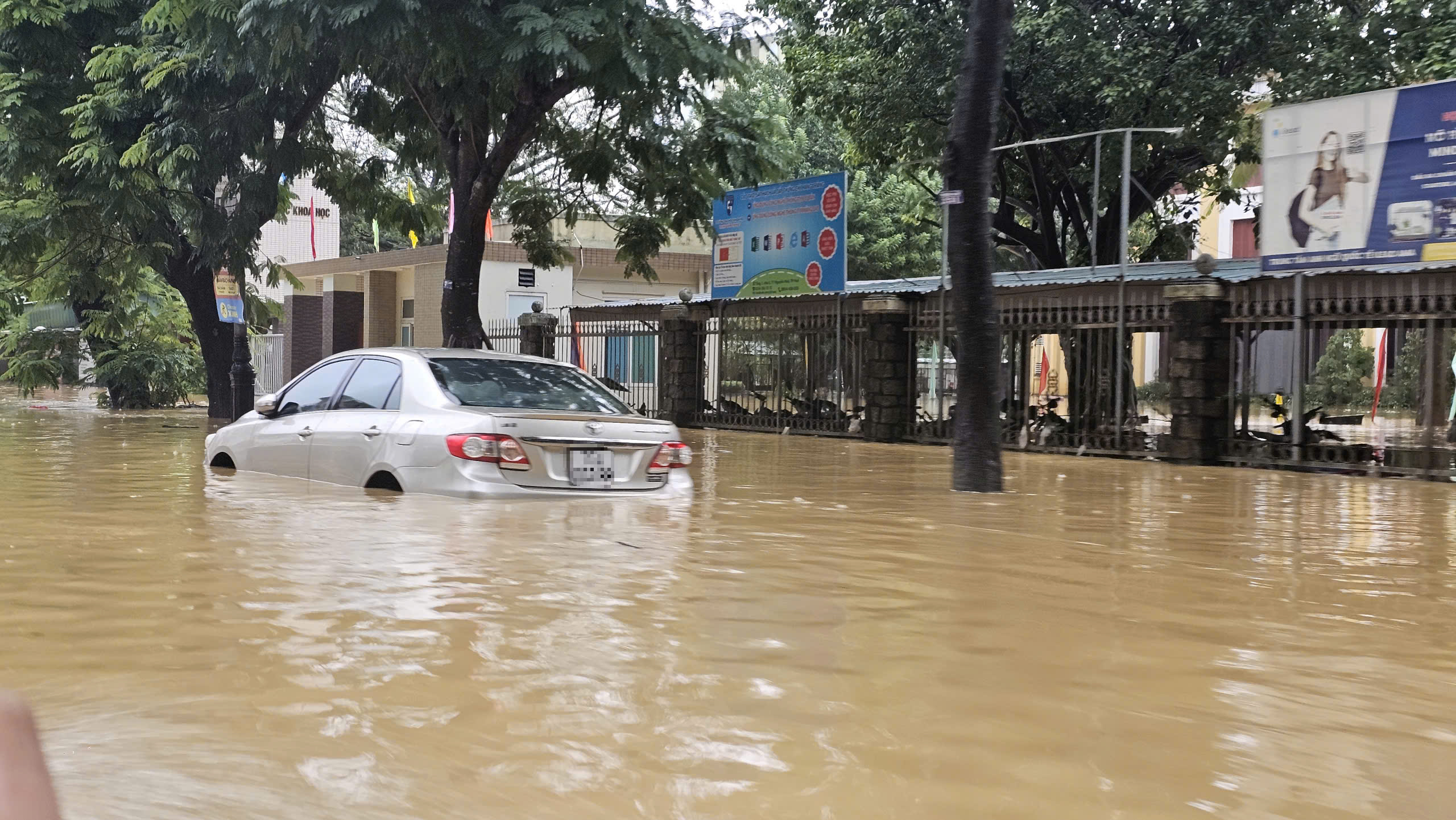 48 giờ vật lộn trong trận lũ đặc biệt lớn ở Huế- Ảnh 1. 48 giờ vật lộn trong trận lũ đặc biệt lớn ở Huế- Ảnh 1.