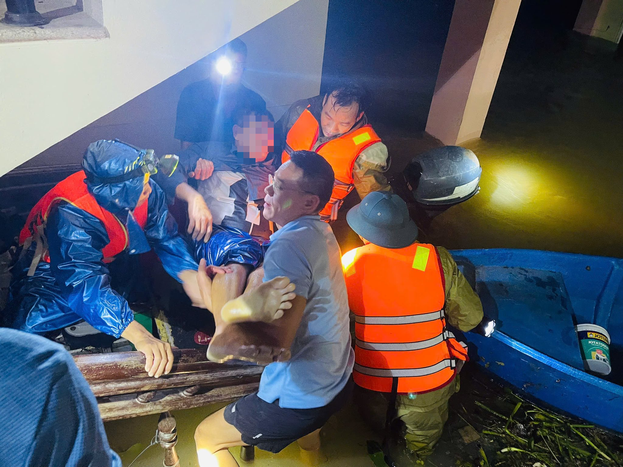 Cứu 2 người đi bắt chim bị nước lũ cuốn trôi ở Huế- Ảnh 1. Cứu 2 người đi bắt chim bị nước lũ cuốn trôi ở Huế- Ảnh 1.